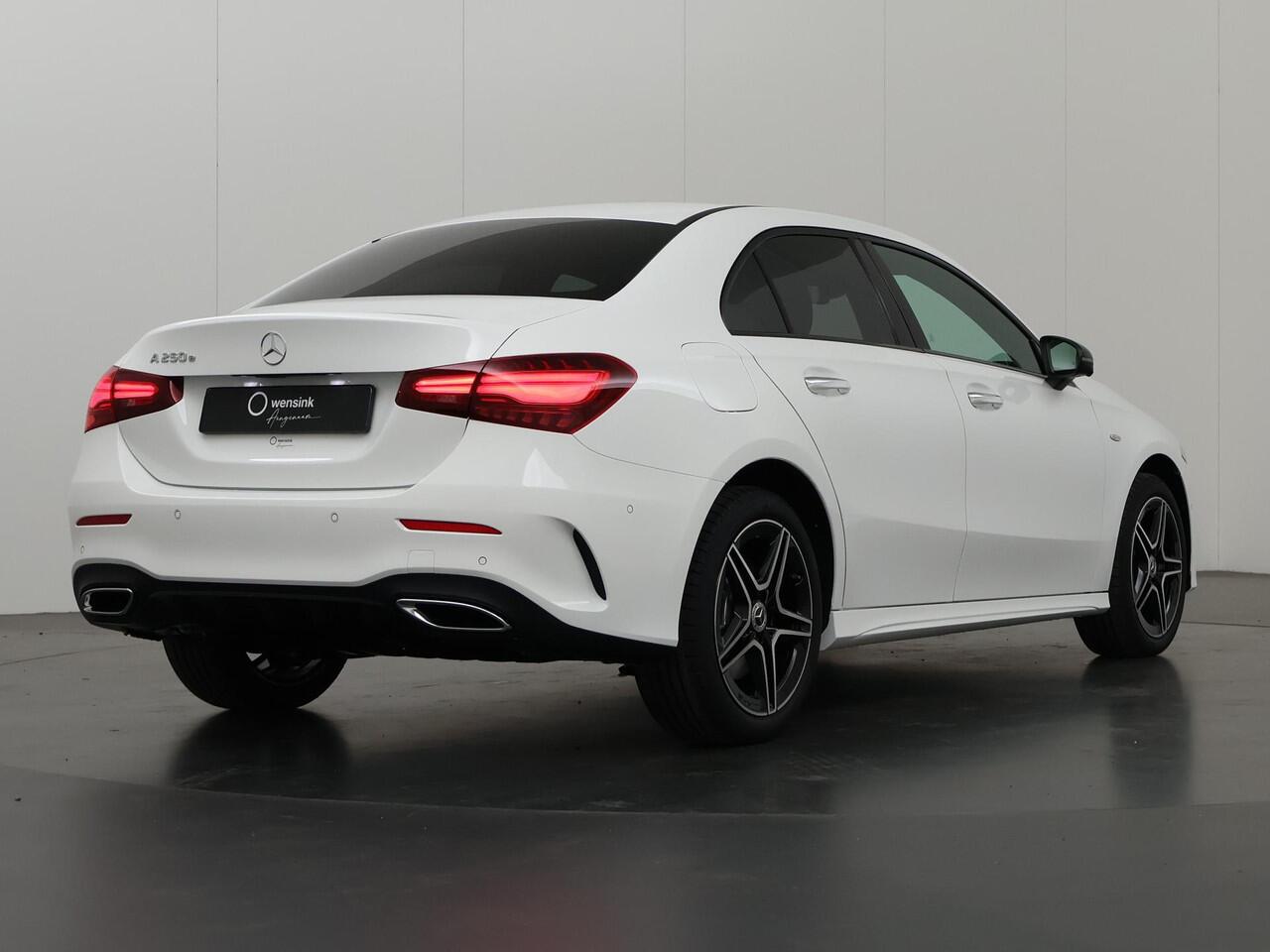 Mercedes-Benz A-KLASSE 250 e Business Solution AMG | Night Pakket | 360* Camera | Panoramadak | Dode hoek