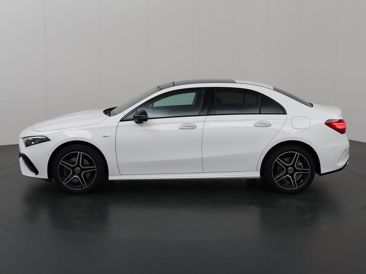 Mercedes-Benz A-KLASSE 250 e Business Solution AMG | Night Pakket | 360* Camera | Panoramadak | Dode hoek