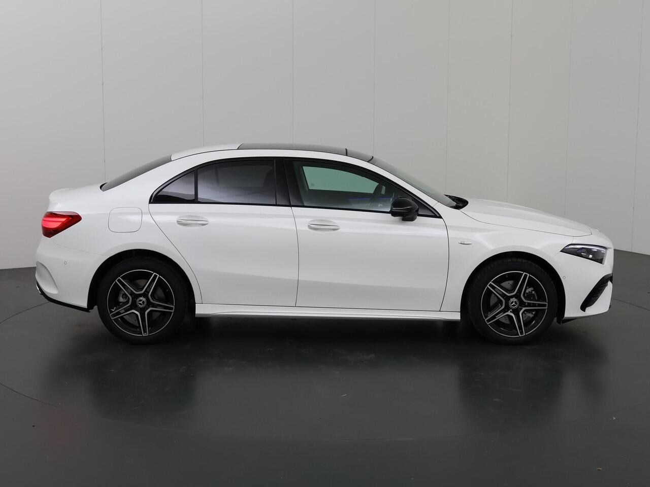 Mercedes-Benz A-KLASSE 250 e Business Solution AMG | Night Pakket | 360* Camera | Panoramadak | Dode hoek