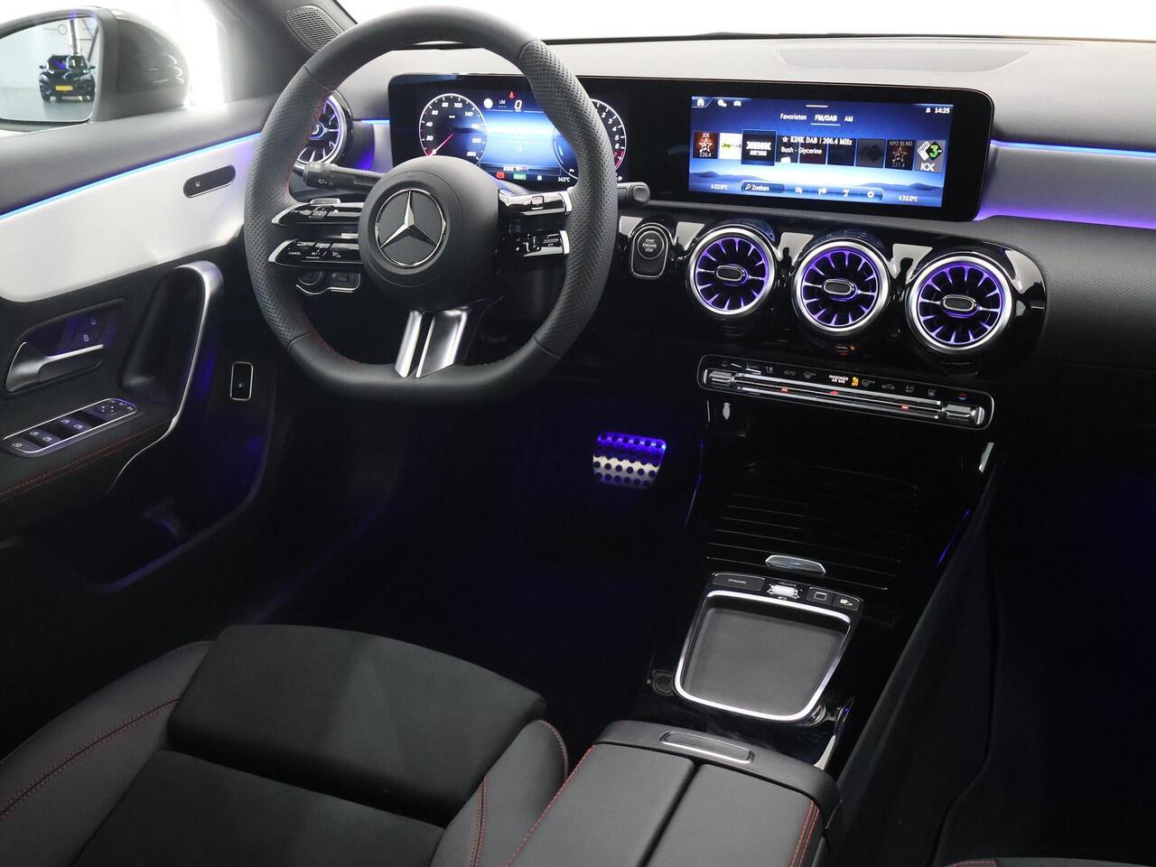 Mercedes-Benz A-KLASSE 250 e Business Solution AMG | Night Pakket | 360* Camera | Panoramadak | Dode hoek