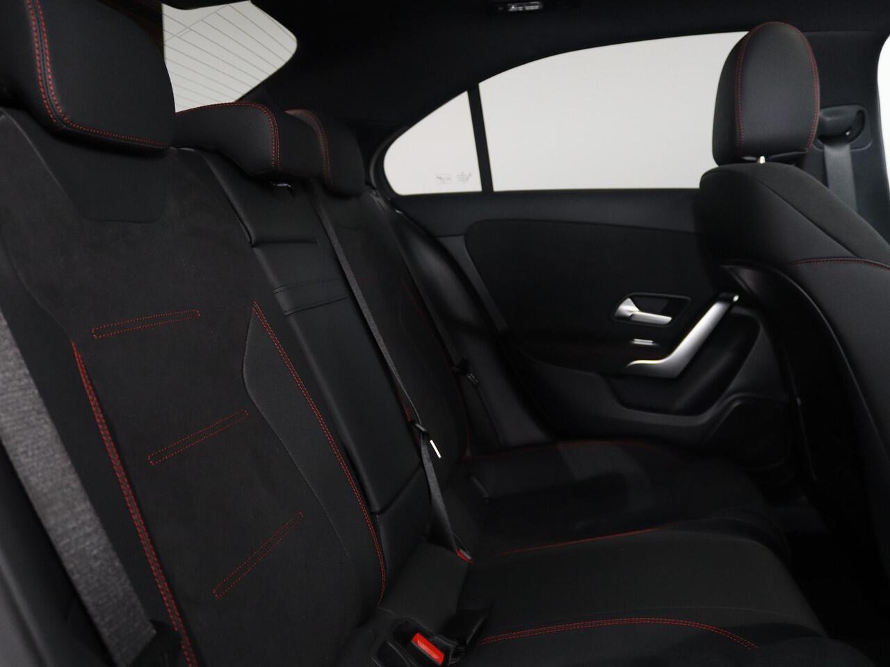 Mercedes-Benz A-KLASSE 250e Business Solution AMG | Panoramaschuifdak | Night | Achteruitrijcamera| Stoelverwarming voor | LED koplampen |