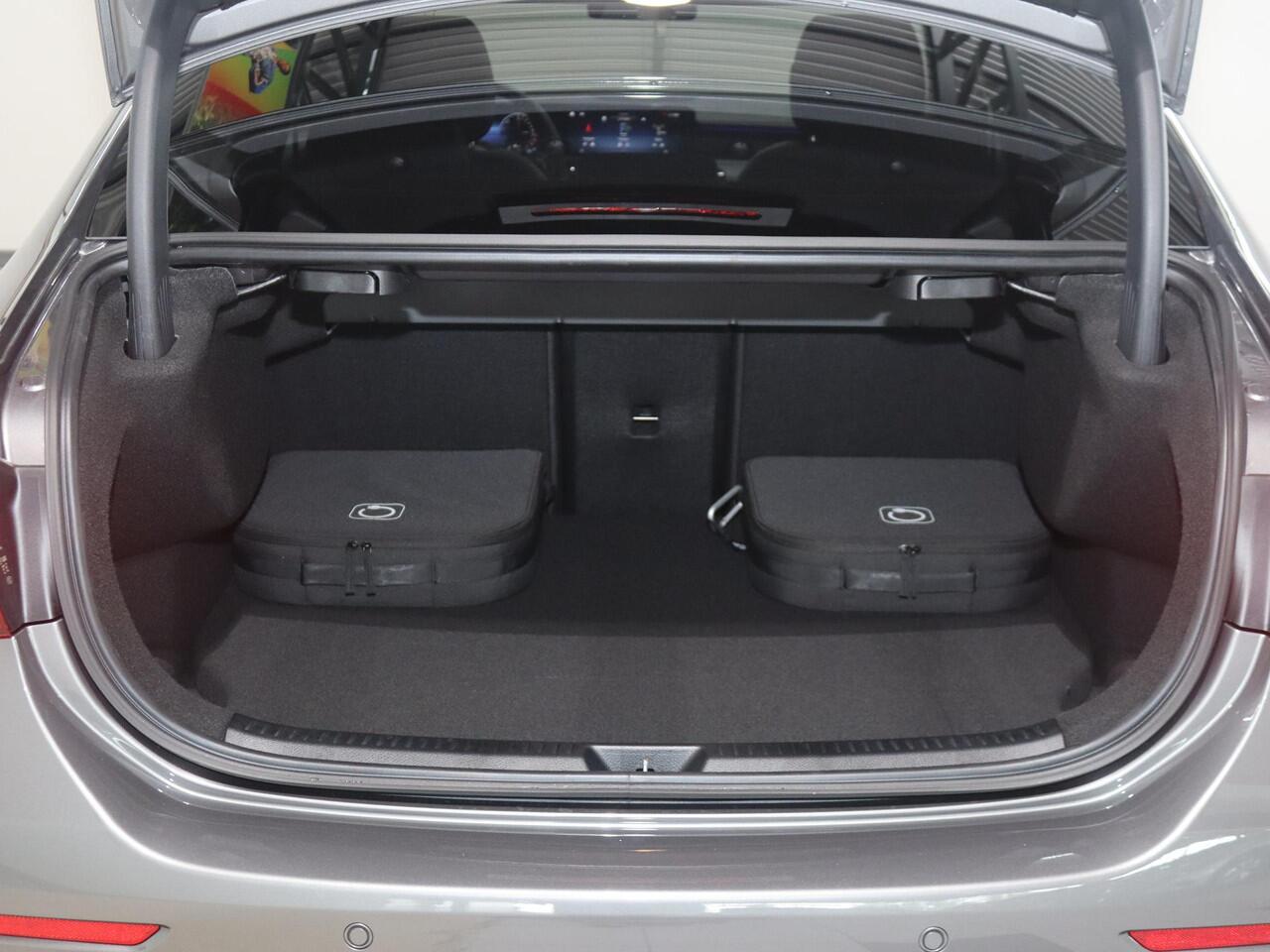 Mercedes-Benz A-KLASSE 250e Business Solution AMG | Panoramaschuifdak | Night | Achteruitrijcamera| Stoelverwarming voor | LED koplampen |