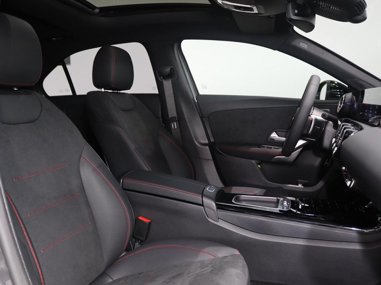 Mercedes-Benz A-KLASSE 250e Business Solution AMG | Panoramaschuifdak | Night | Achteruitrijcamera| Stoelverwarming voor | LED koplampen |