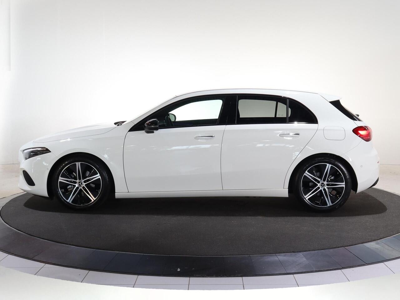 Mercedes-Benz A-KLASSE 180 Star Edition Luxury Line | Trekhaak | Dodehoekassistent | 18" lichtmetalen velgen