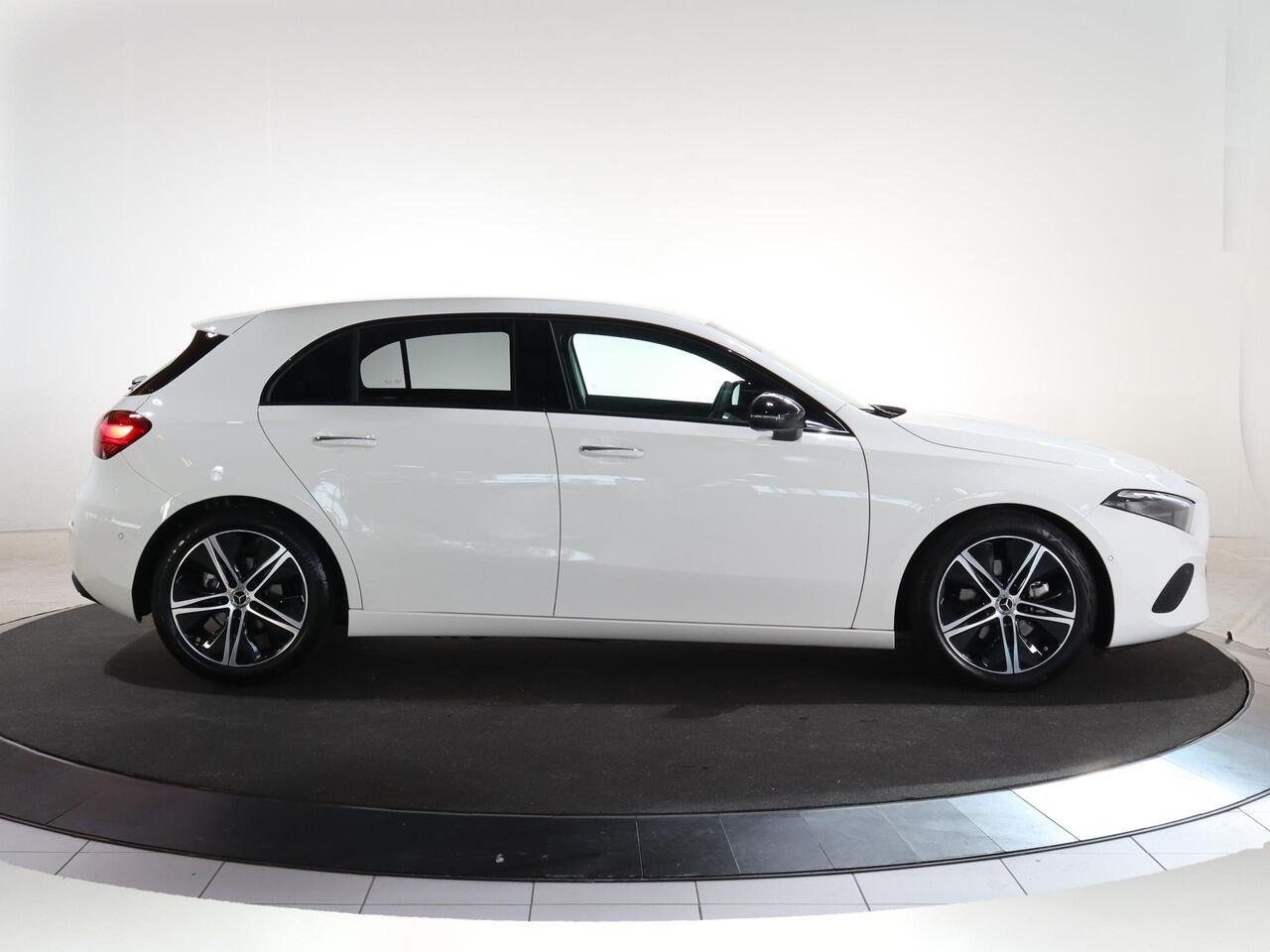 Mercedes-Benz A-KLASSE 180 Star Edition Luxury Line | Trekhaak | Dodehoekassistent | 18" lichtmetalen velgen