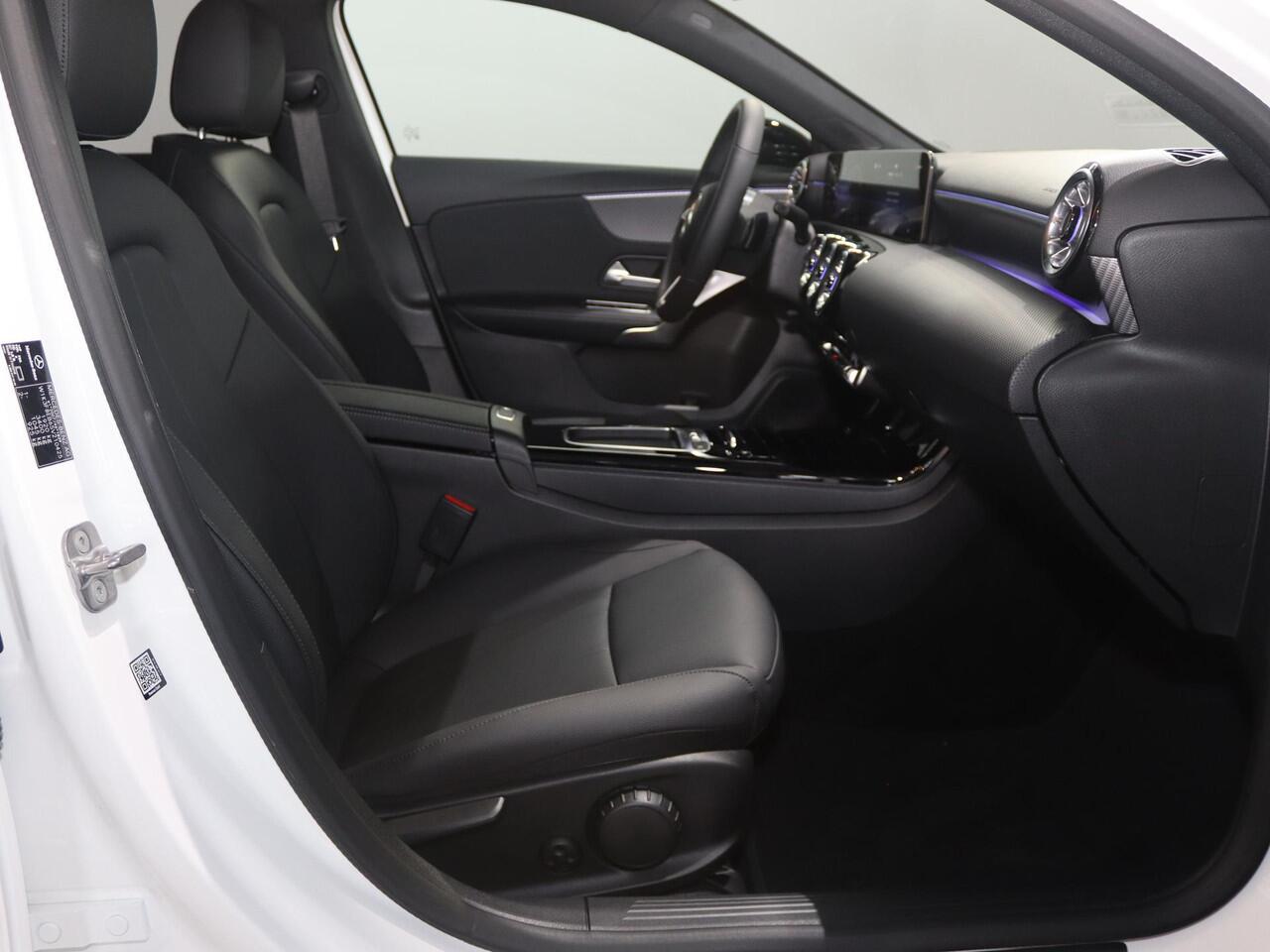 Mercedes-Benz A-KLASSE 180 Star Edition Luxury Line | Trekhaak | Dodehoekassistent | 18" lichtmetalen velgen