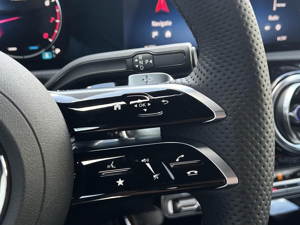 Mercedes-Benz A-KLASSE 180 Business Solution AMG | AMG Plus Pakket | Night Pakket | Panoramadak | Elektrisch Verstelbare Stoelen + Memory | 360° Camera | Head-up Display | Dodehoekassistent | Advanced Sound System | Stoelverwarming | Apple CarPlay | Android Auto