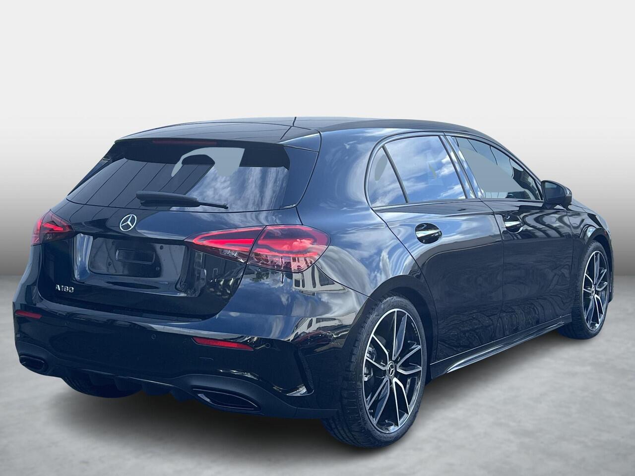 Mercedes-Benz A-KLASSE 180 Business Solution AMG | AMG Plus Pakket | Night Pakket | Panoramadak | Elektrisch Verstelbare Stoelen + Memory | 360° Camera | Head-up Display | Dodehoekassistent | Advanced Sound System | Stoelverwarming | Apple CarPlay | Android Auto