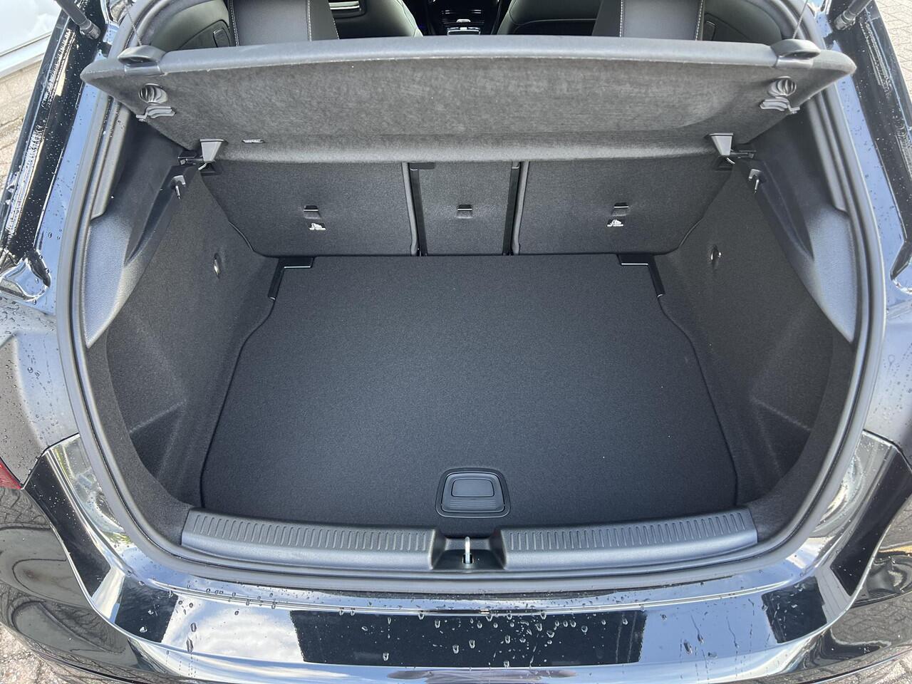 Mercedes-Benz A-KLASSE 180 Business Solution AMG | AMG Plus Pakket | Night Pakket | Panoramadak | Elektrisch Verstelbare Stoelen + Memory | 360° Camera | Head-up Display | Dodehoekassistent | Advanced Sound System | Stoelverwarming | Apple CarPlay | Android Auto