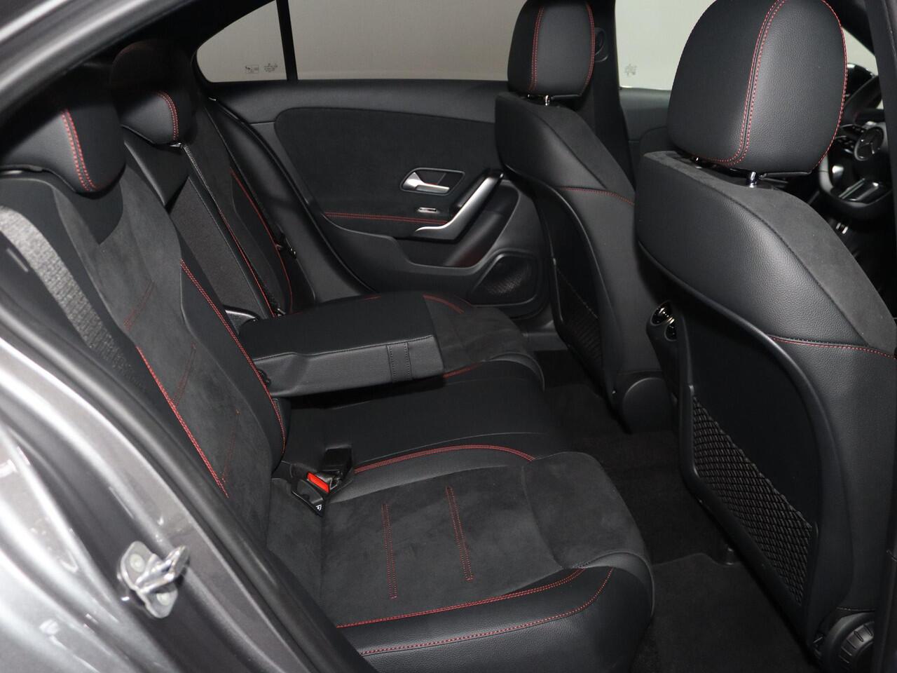 Mercedes-Benz A-KLASSE 180 Star Edition AMG Line | Night | Achteruitrijcamera | Dodehoekassistent |