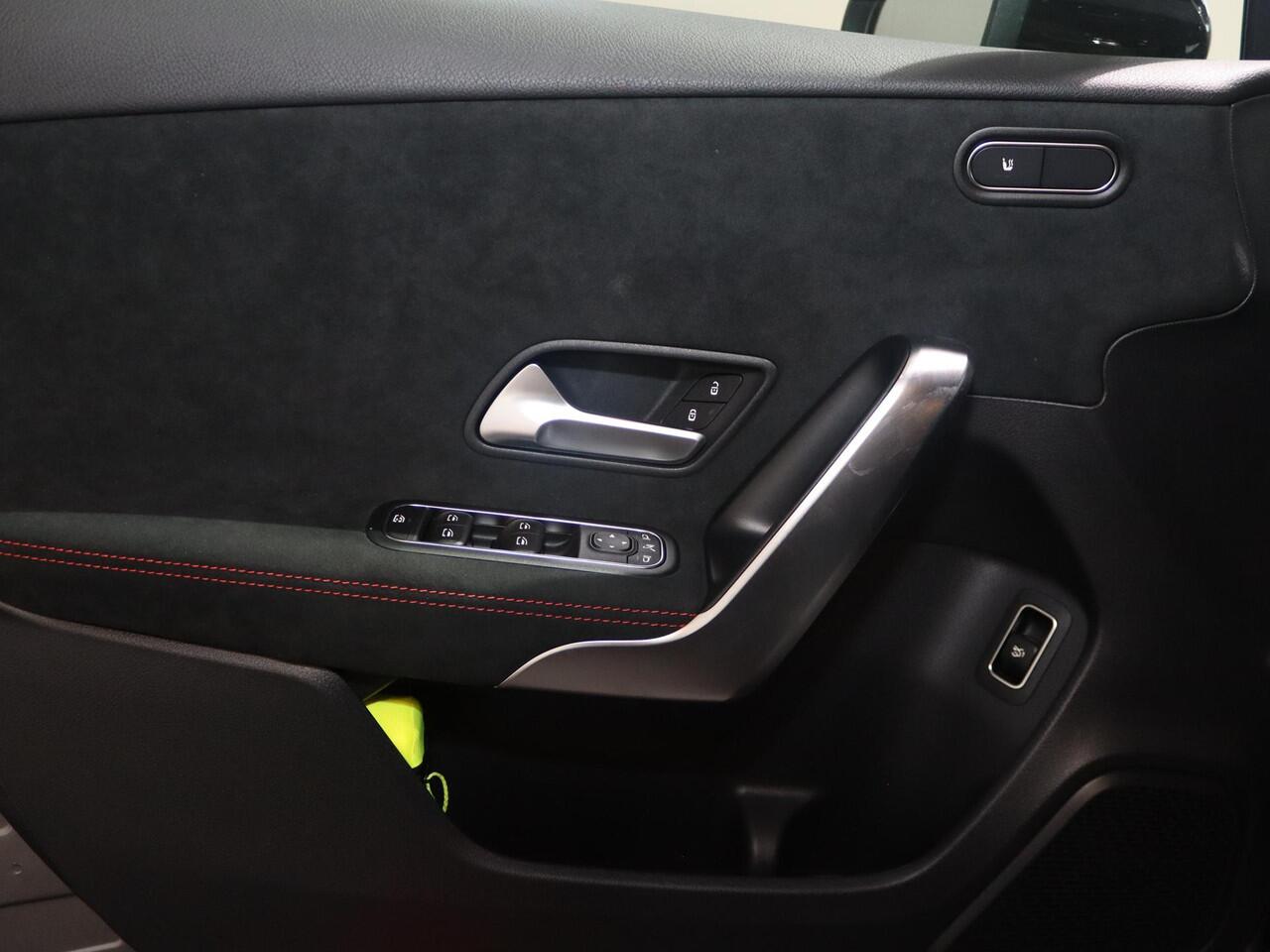 Mercedes-Benz A-KLASSE 180 Star Edition AMG Line | Night | Achteruitrijcamera | Dodehoekassistent |