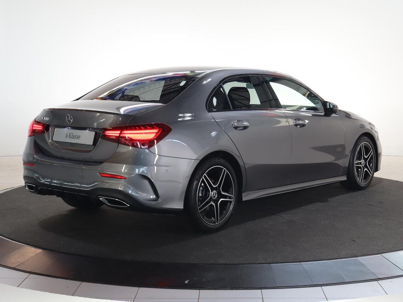 Mercedes-Benz A-KLASSE 180 Star Edition AMG Line | Night | Achteruitrijcamera | Dodehoekassistent |