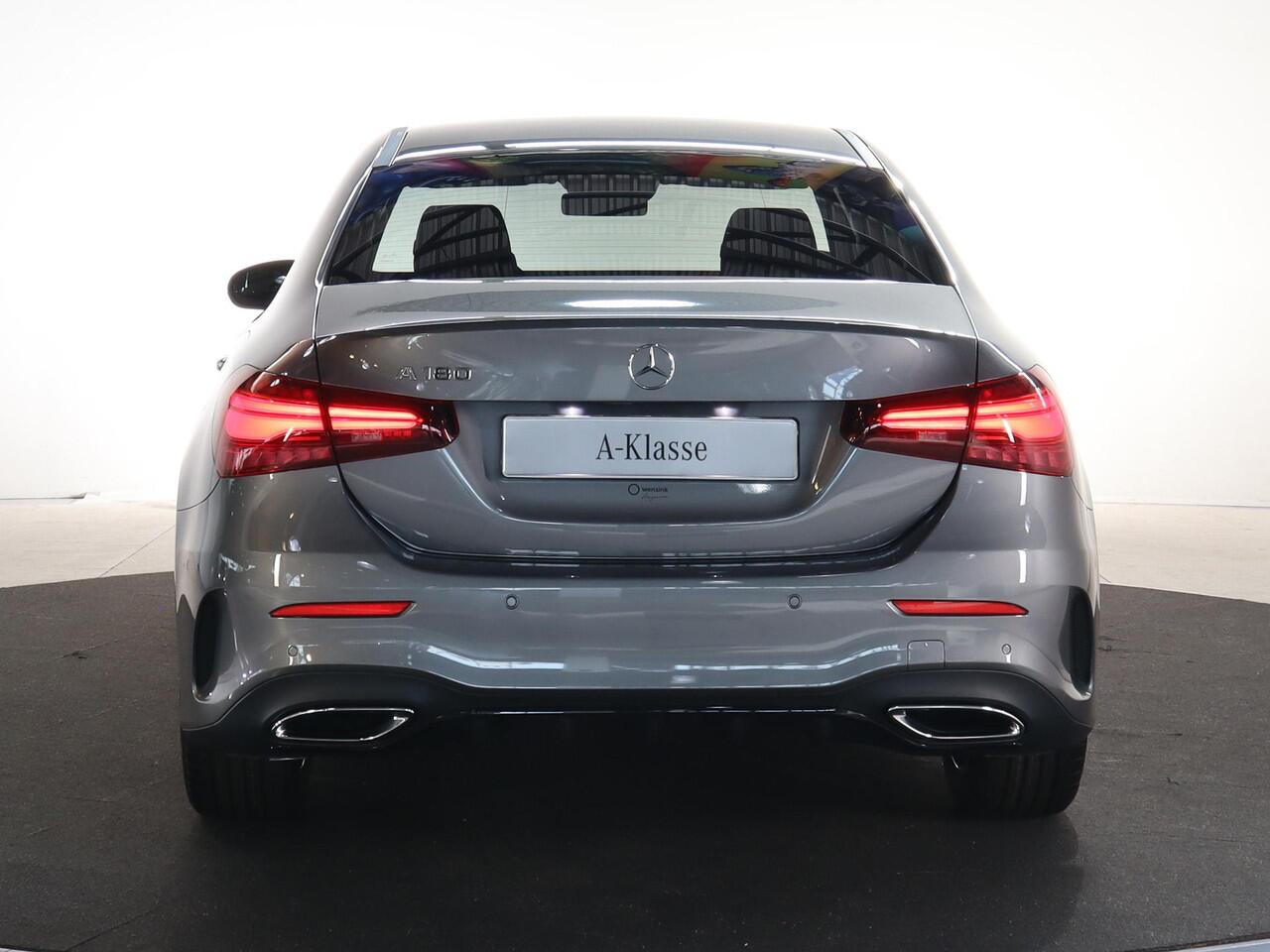 Mercedes-Benz A-KLASSE 180 Star Edition AMG Line | Night | Achteruitrijcamera | Dodehoekassistent |