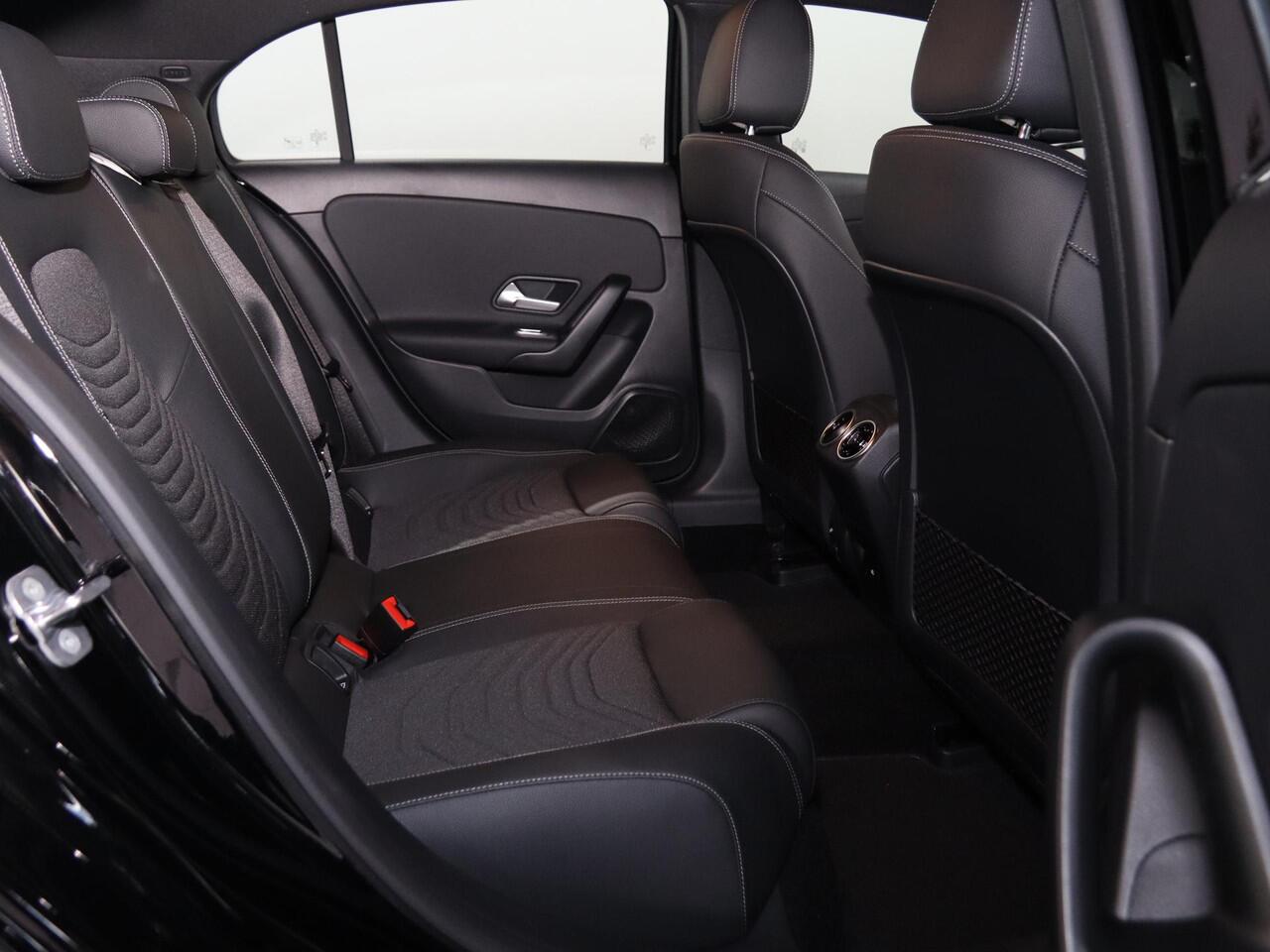 Mercedes-Benz A-KLASSE 180 Business Solution | Dodehoekassistent | Achteruitrijcamera | Apple CarPlay