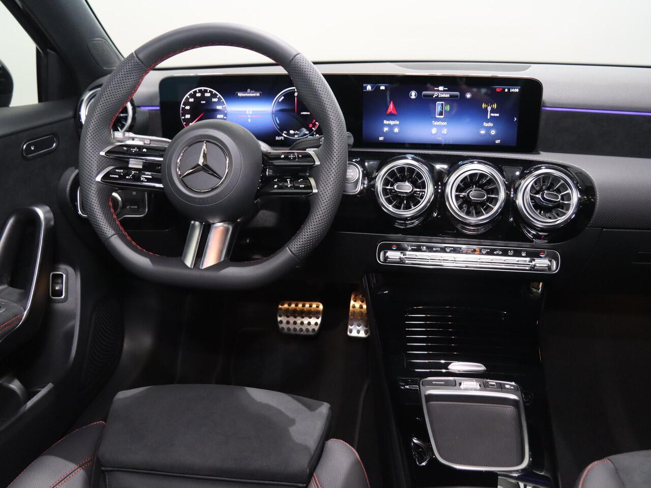 Mercedes-Benz A-KLASSE 250e Business Solution AMG | Panoramaschuifdak | Night | Achteruitrijcamera| Stoelverwarming voor | LED koplampen |