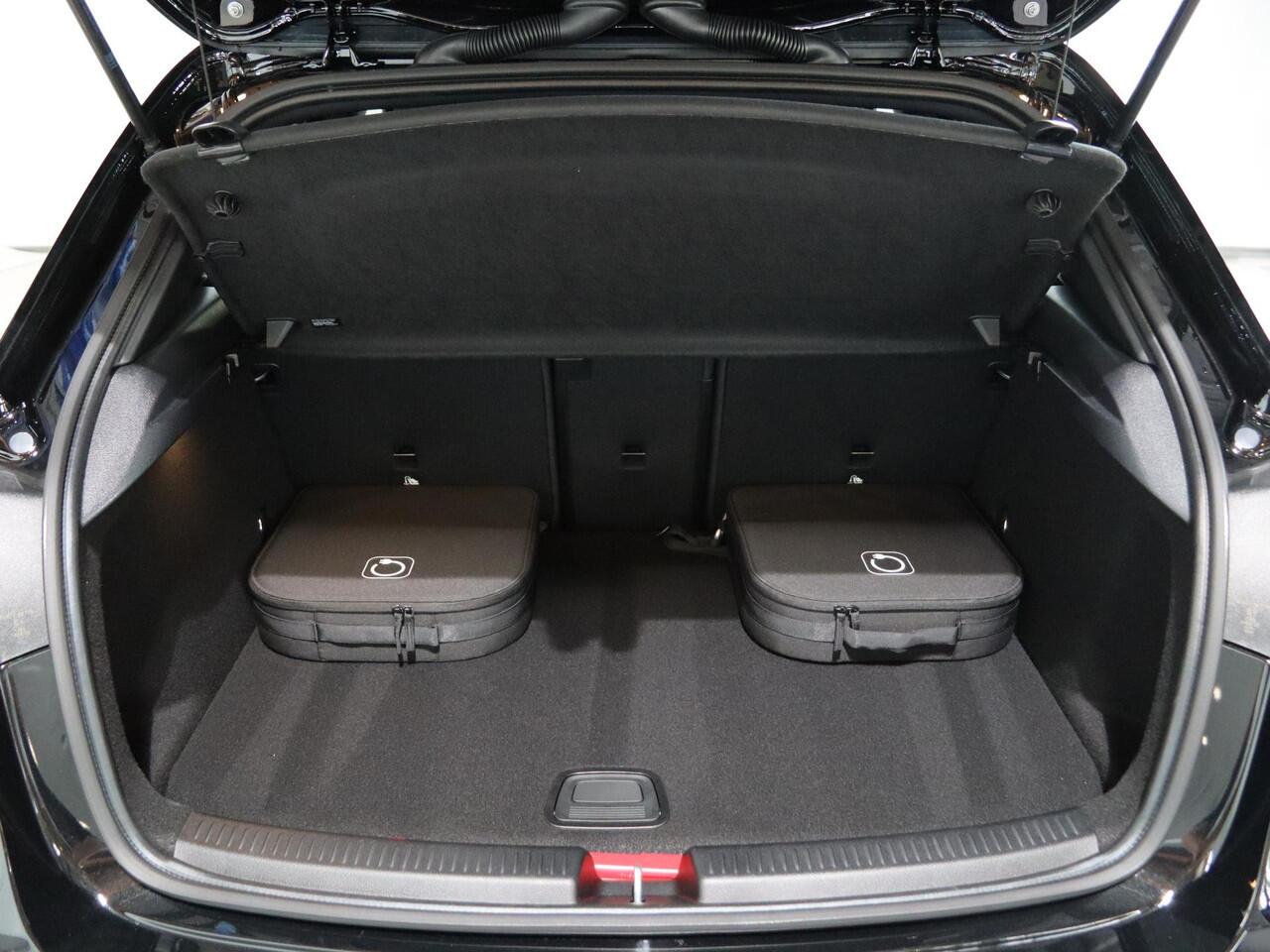 Mercedes-Benz A-KLASSE 250e Business Solution AMG | Panoramaschuifdak | Night | Achteruitrijcamera| Stoelverwarming voor | LED koplampen |