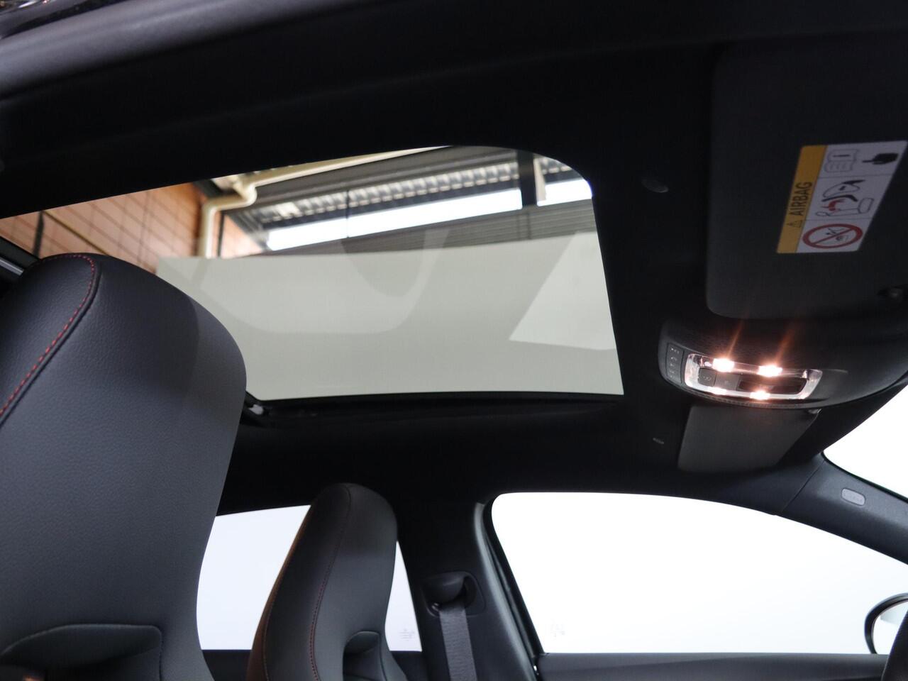 Mercedes-Benz A-KLASSE 250e Business Solution AMG | Panoramaschuifdak | Night | Achteruitrijcamera| Stoelverwarming voor | LED koplampen |