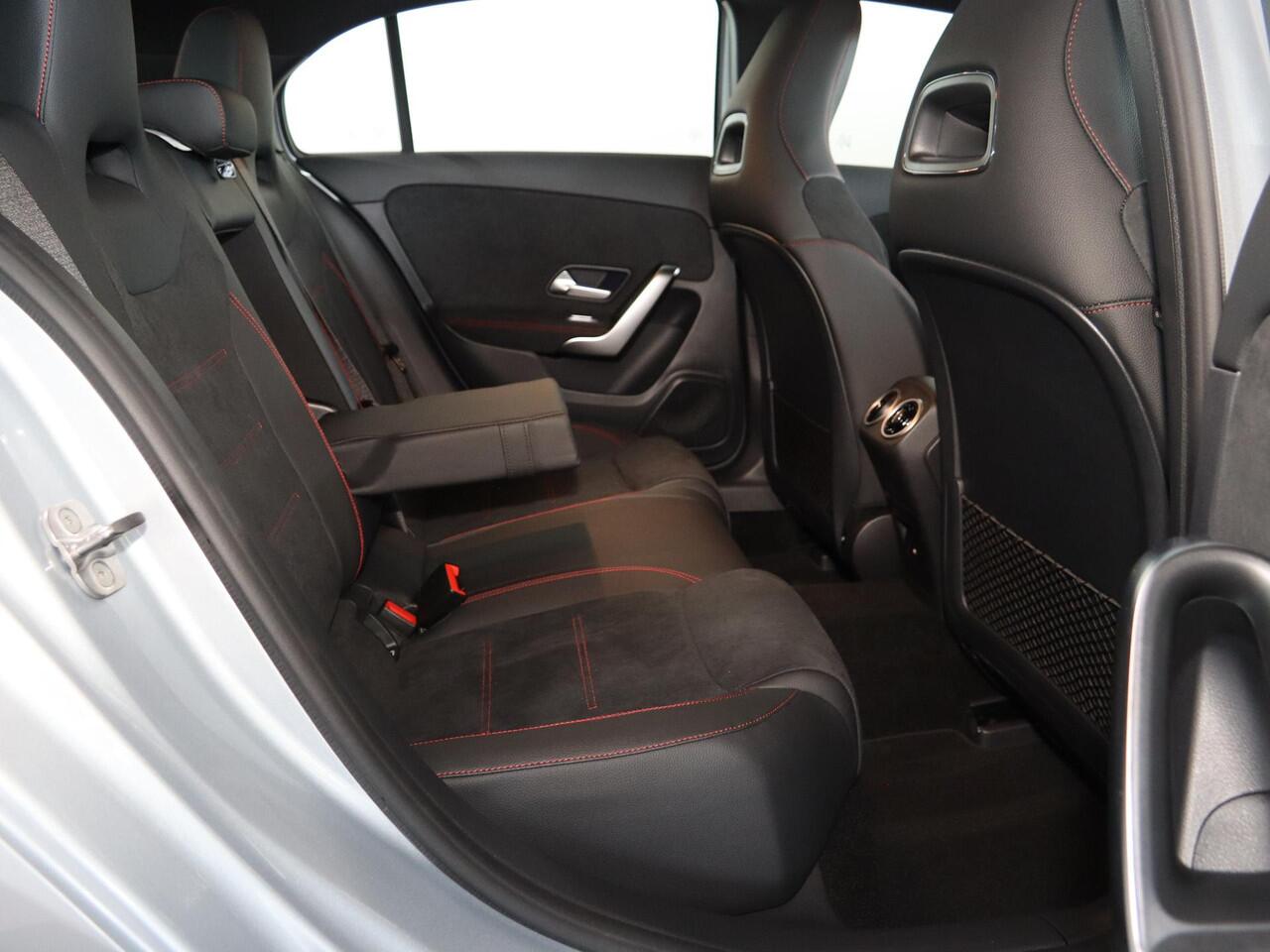 Mercedes-Benz A-KLASSE 250e Business Solution AMG | Panoramaschuifdak | Night pakket | Achteruitrijcamera | Stoelverwarming | MULTIBEAM LED |