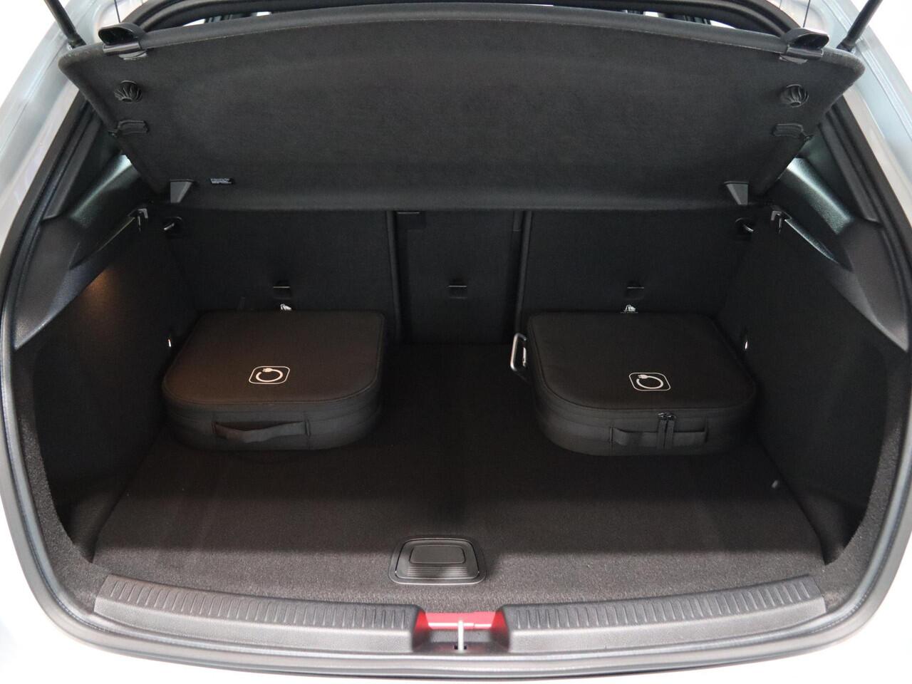 Mercedes-Benz A-KLASSE 250e Business Solution AMG | Panoramaschuifdak | Night pakket | Achteruitrijcamera | Stoelverwarming | MULTIBEAM LED |