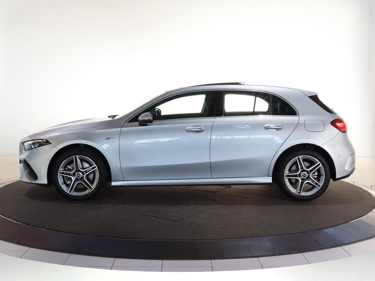 Mercedes-Benz A-KLASSE 250e Business Solution AMG | Panoramaschuifdak | Night pakket | Achteruitrijcamera | Stoelverwarming | MULTIBEAM LED |