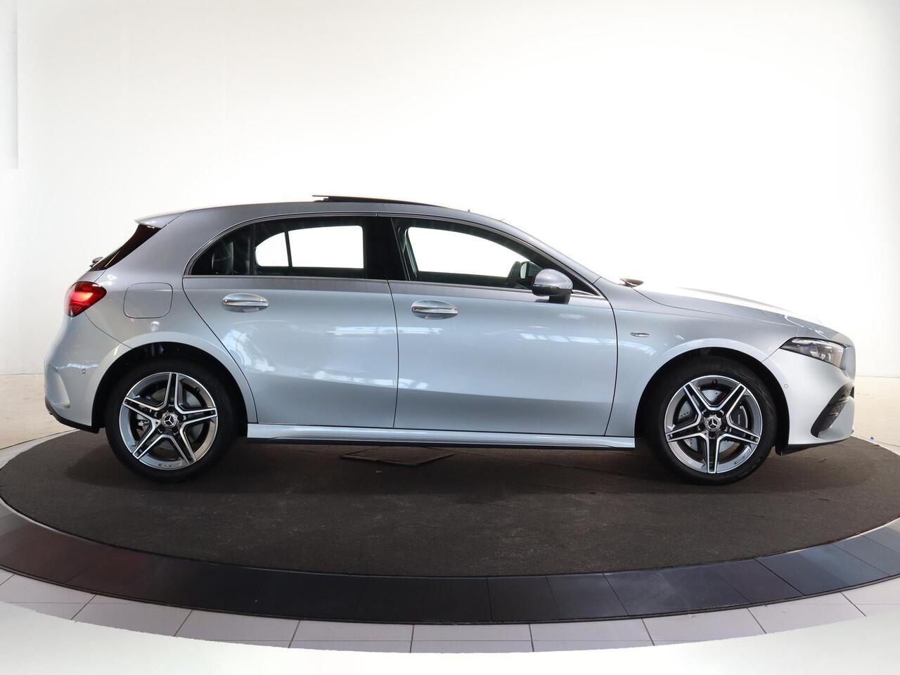 Mercedes-Benz A-KLASSE 250e Business Solution AMG | Panoramaschuifdak | Night pakket | Achteruitrijcamera | Stoelverwarming | MULTIBEAM LED |