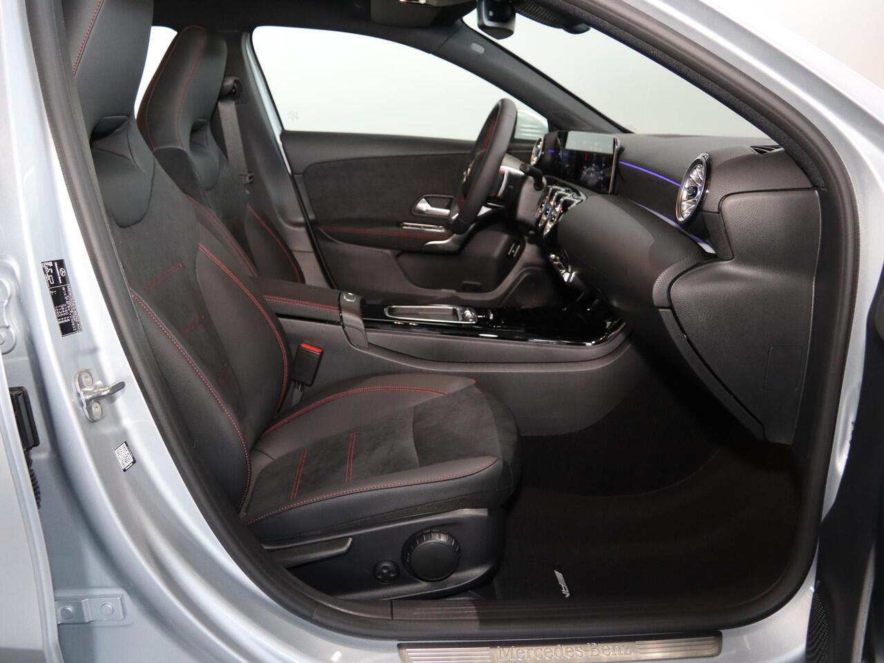 Mercedes-Benz A-KLASSE 250e Business Solution AMG | Panoramaschuifdak | Night pakket | Achteruitrijcamera | Stoelverwarming | MULTIBEAM LED |