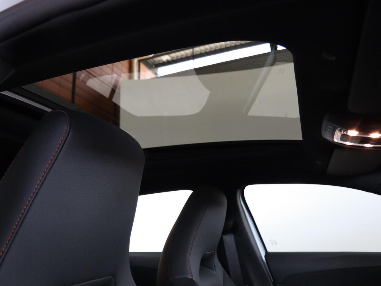 Mercedes-Benz A-KLASSE 250e Business Solution AMG | Panoramaschuifdak | Night pakket | Achteruitrijcamera | Stoelverwarming | MULTIBEAM LED |