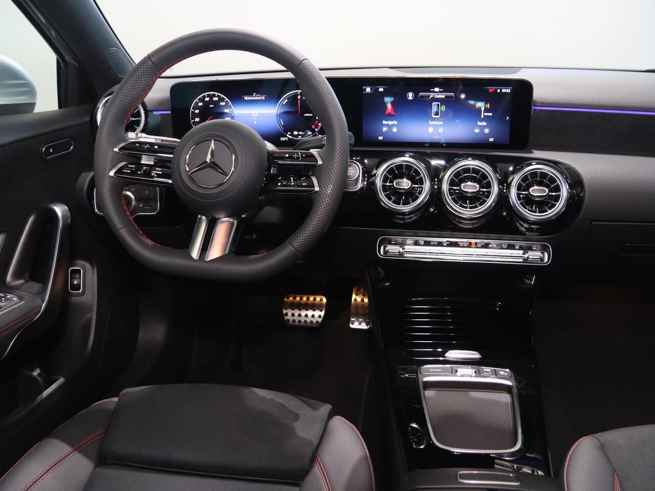 Mercedes-Benz A-KLASSE 250e Business Solution AMG | Panoramaschuifdak | Night pakket | Achteruitrijcamera | Stoelverwarming | MULTIBEAM LED |