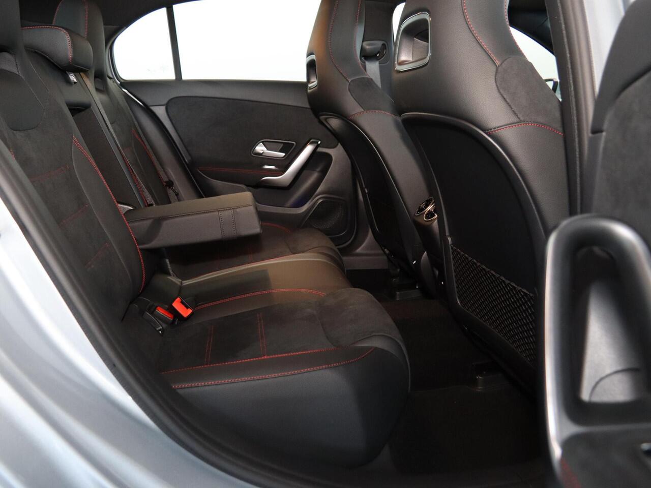 Mercedes-Benz A-KLASSE 250e Business Solution AMG | Panoramaschuifdak | Night pakket | Achteruitrijcamera | Stoelverwarming | MULTIBEAM LED |