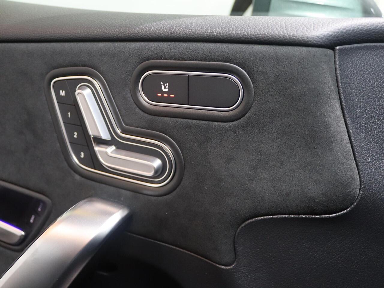 Mercedes-Benz A-KLASSE 180 Star Edition AMG Line | AMG Line Plus | Panoramaschuifdak | Head-up display | Multibeam LED | Elektrisch voorstoelen met geheugen