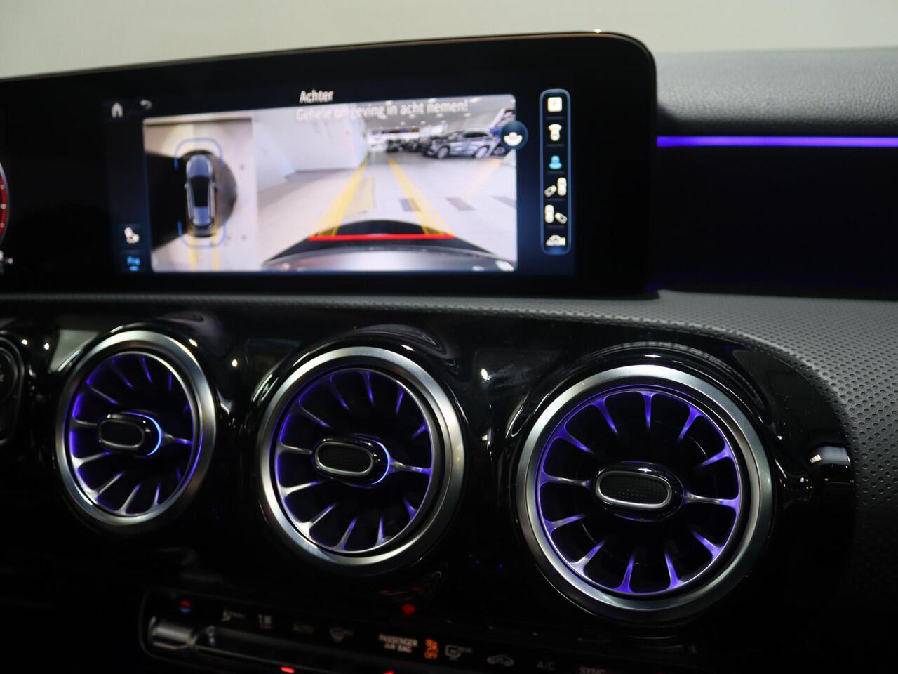 Mercedes-Benz A-KLASSE 180 Star Edition AMG Line | AMG Line Plus | Panoramaschuifdak | Head-up display | Multibeam LED | Elektrisch voorstoelen met geheugen