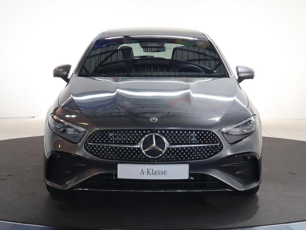 Mercedes-Benz A-KLASSE 180 Star Edition AMG Line | AMG Line Plus | Panoramaschuifdak | Head-up display | Multibeam LED | Elektrisch voorstoelen met geheugen