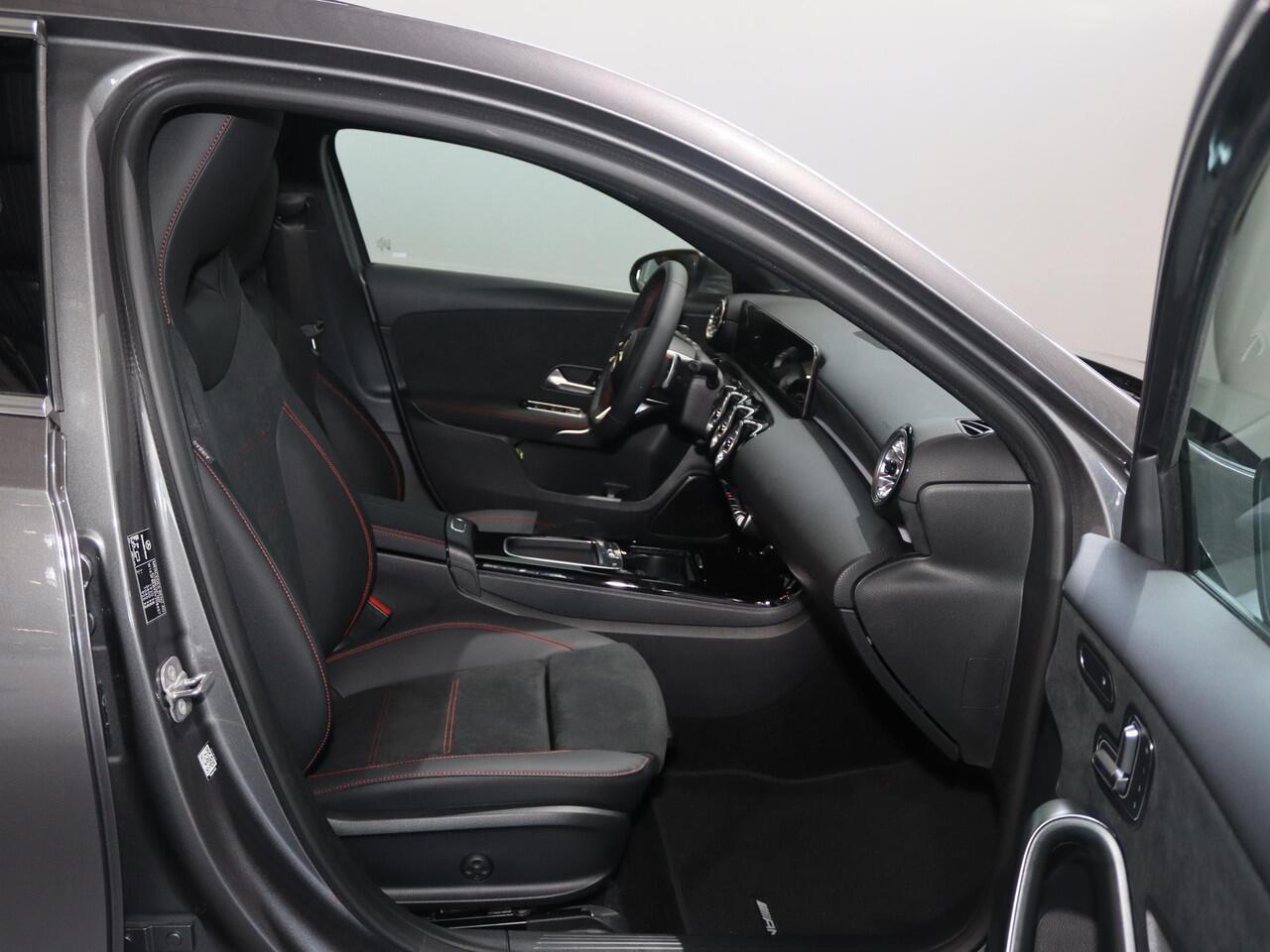 Mercedes-Benz A-KLASSE 180 Star Edition AMG Line | AMG Line Plus | Panoramaschuifdak | Head-up display | Multibeam LED | Elektrisch voorstoelen met geheugen