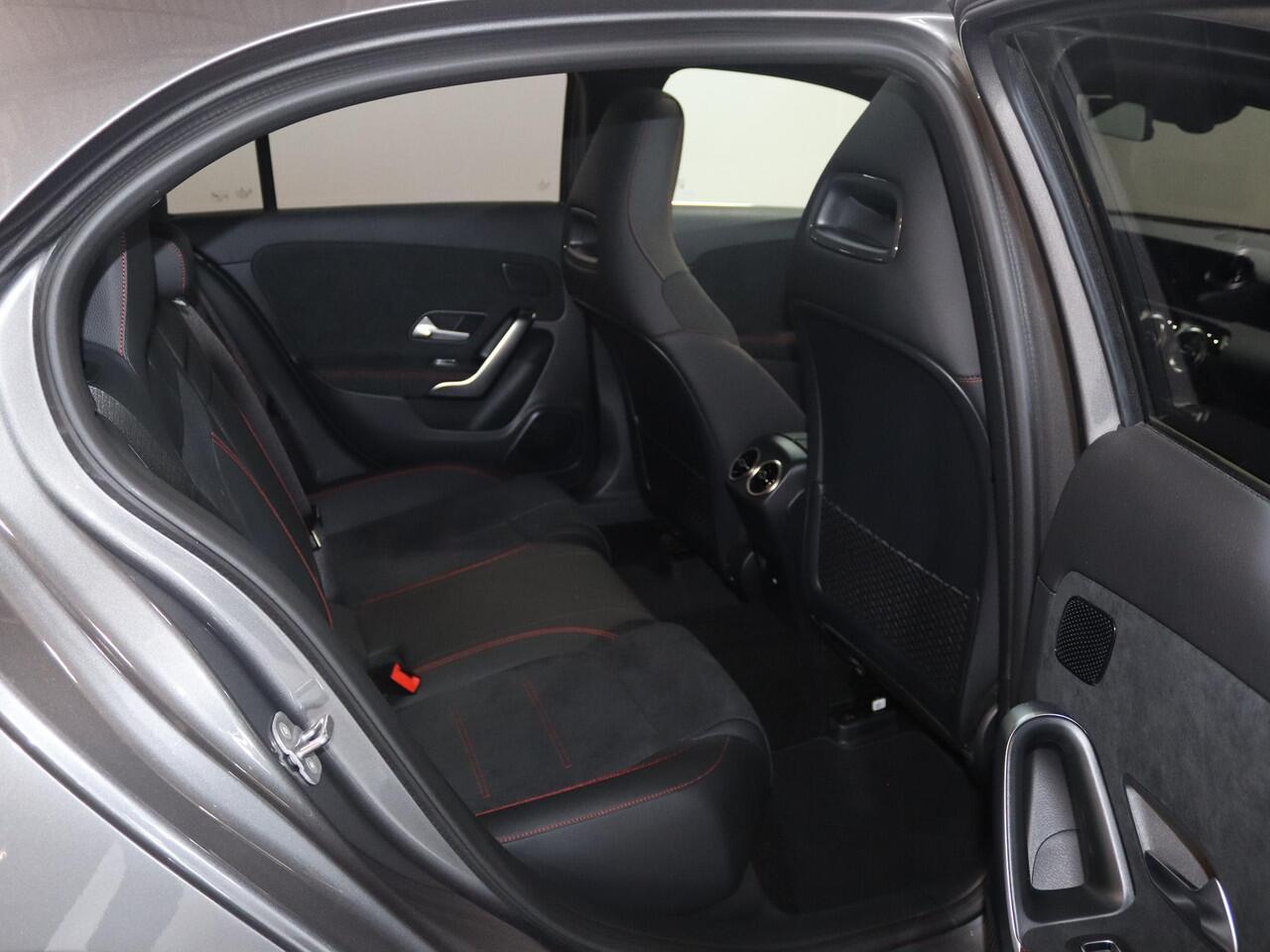 Mercedes-Benz A-KLASSE 180 Star Edition AMG Line | AMG Line Plus | Panoramaschuifdak | Head-up display | Multibeam LED | Elektrisch voorstoelen met geheugen