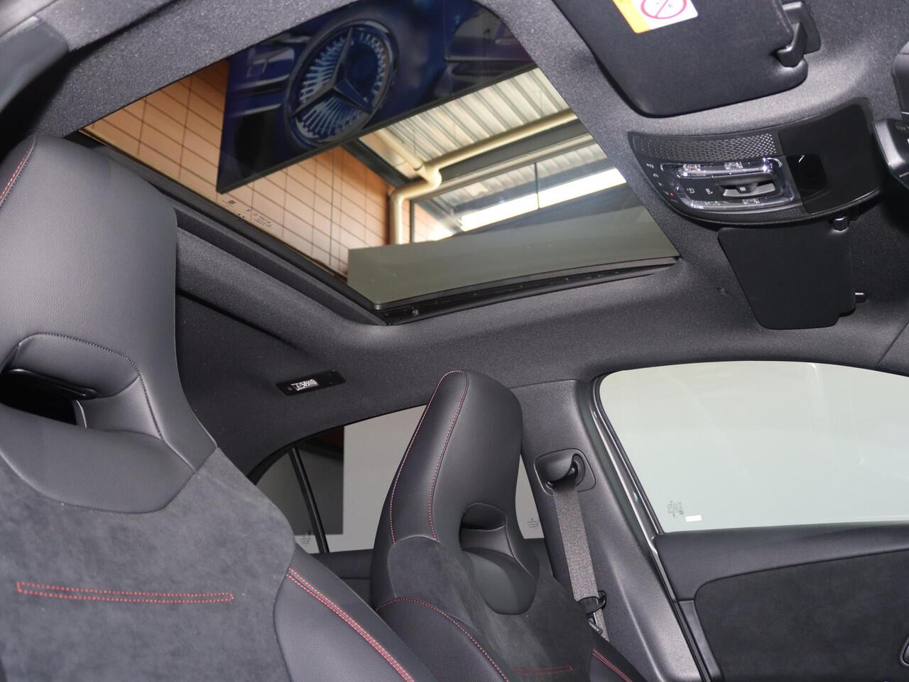 Mercedes-Benz A-KLASSE 180 Star Edition AMG Line | AMG Line Plus | Panoramaschuifdak | Head-up display | Multibeam LED | Elektrisch voorstoelen met geheugen