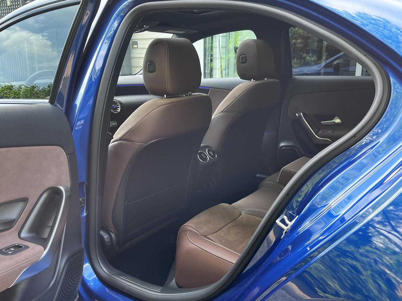 Mercedes-Benz A-KLASSE Limousine 180 Star Edition AMG | Bruin Interieur | Night Pakket | Panoramadak | MULTIBEAM LED Koplampen | Apple CarPlay | Android Auto | Sierdelen Lindehout Zwart | Sfeerverlichting | Stoelverwarming | Achteruitrijcamera