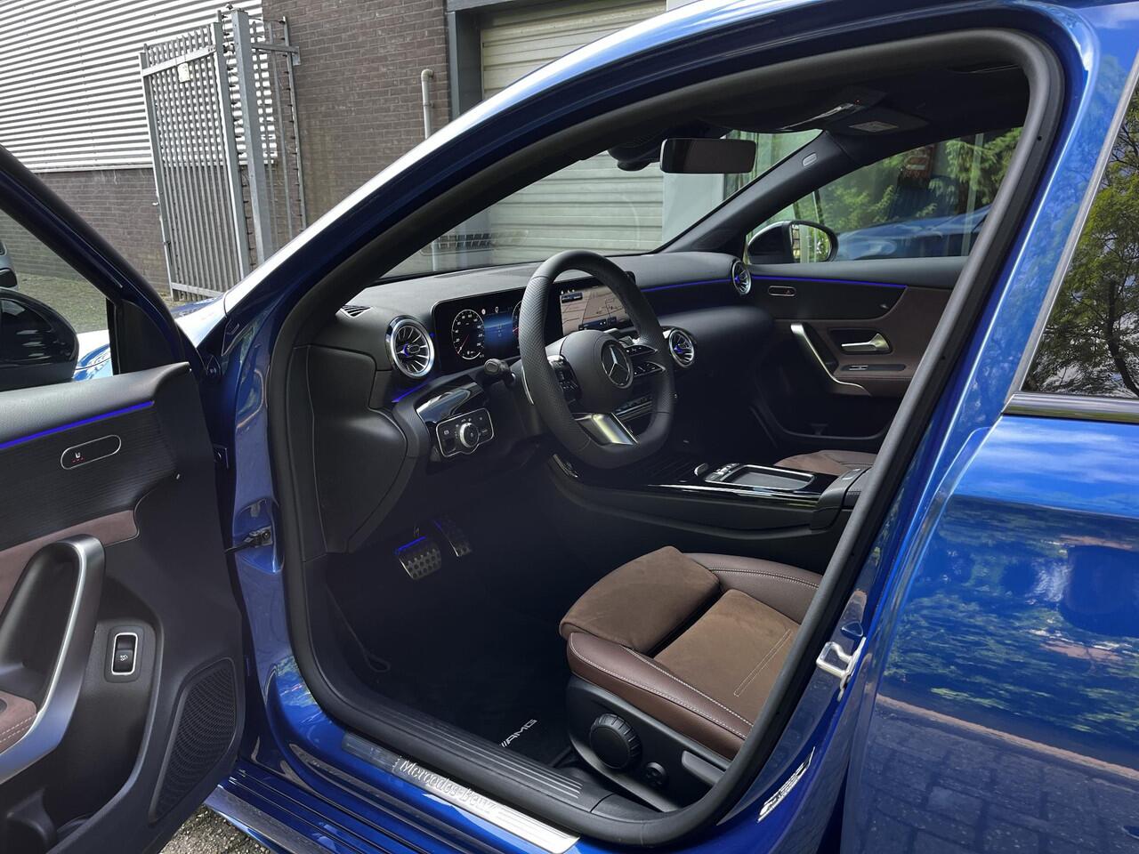 Mercedes-Benz A-KLASSE Limousine 180 Star Edition AMG | Bruin Interieur | Night Pakket | Panoramadak | MULTIBEAM LED Koplampen | Apple CarPlay | Android Auto | Sierdelen Lindehout Zwart | Sfeerverlichting | Stoelverwarming | Achteruitrijcamera