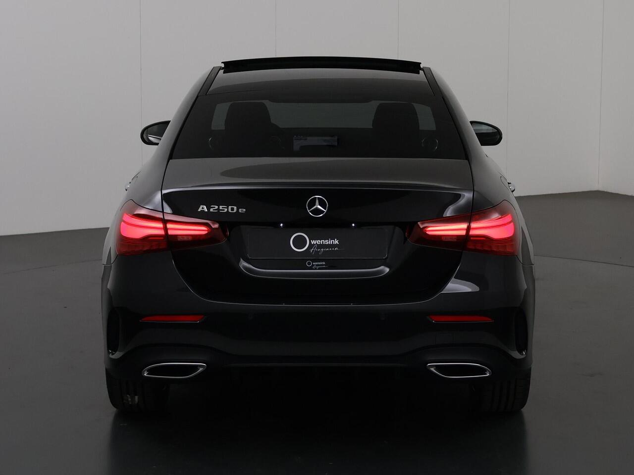 Mercedes-Benz A-KLASSE 250 e Limousine Business Solution AMG | Night | Panoramadak | Sfeerverlichting | 360 camera | 19" multispaaks |