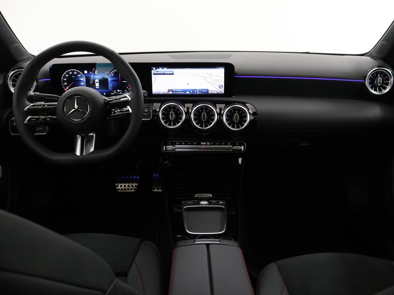 Mercedes-Benz A-KLASSE 250 e Limousine Business Solution AMG | Night | Panoramadak | Sfeerverlichting | 360 camera | 19" multispaaks |