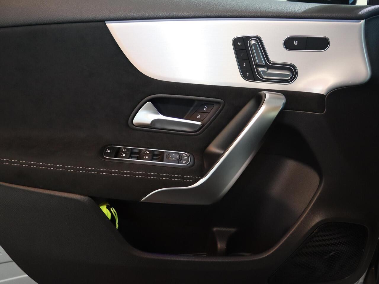 Mercedes-Benz A-KLASSE 180 Business Solution AMG | AMG Line Plus | Nightpakket | Panoramaschuifdak | Head-up display | Stoelverwarming voor| 360° camera | Dodehoekassistent |