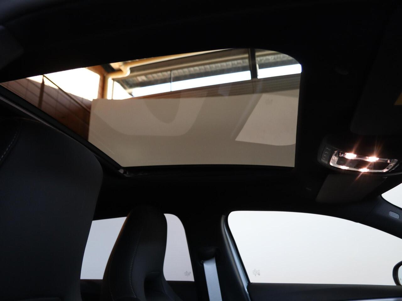 Mercedes-Benz A-KLASSE 180 Business Solution AMG | AMG Line Plus | Nightpakket | Panoramaschuifdak | Head-up display | Stoelverwarming voor| 360° camera | Dodehoekassistent |