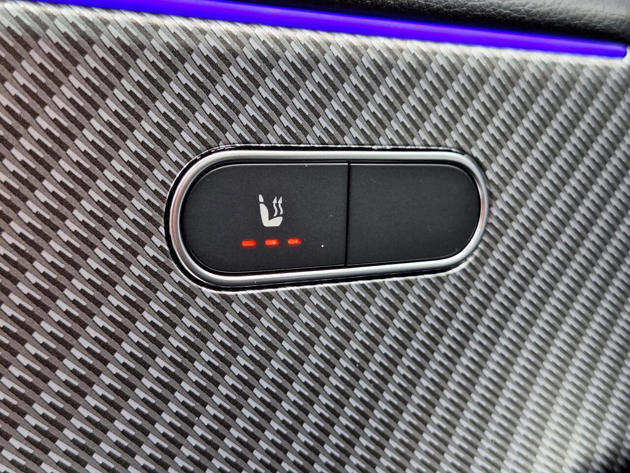 Mercedes-Benz A-KLASSE 180 Star Edition Luxury | Panoramadak | Trekhaak | Achteruitrijcamera | Dodehoekassistent | Donkergetint Glas Achter | Sfeerverlichting | Stoelverwarming | Keyless-GO | Parkeersensoren | Elektrisch Inklapbare Buitenspiegels