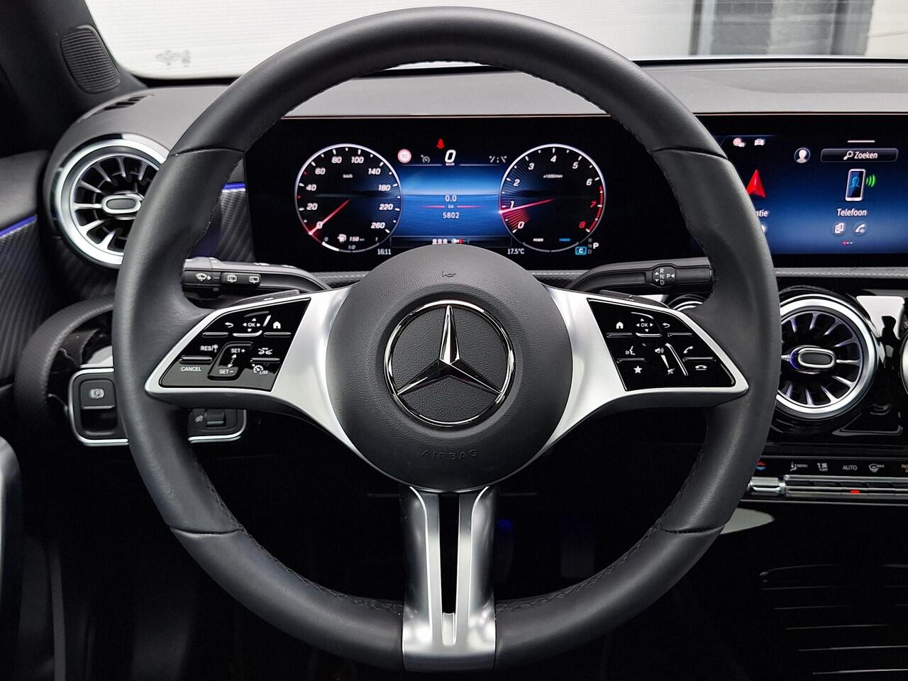 Mercedes-Benz A-KLASSE 180 Star Edition Luxury | Panoramadak | Trekhaak | Achteruitrijcamera | Dodehoekassistent | Donkergetint Glas Achter | Sfeerverlichting | Stoelverwarming | Keyless-GO | Parkeersensoren | Elektrisch Inklapbare Buitenspiegels