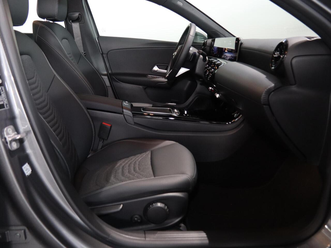 Mercedes-Benz A-KLASSE 180 Star Edition | Voorstoelen verwarmd | Achteruitrijcamera | LED-koplampen