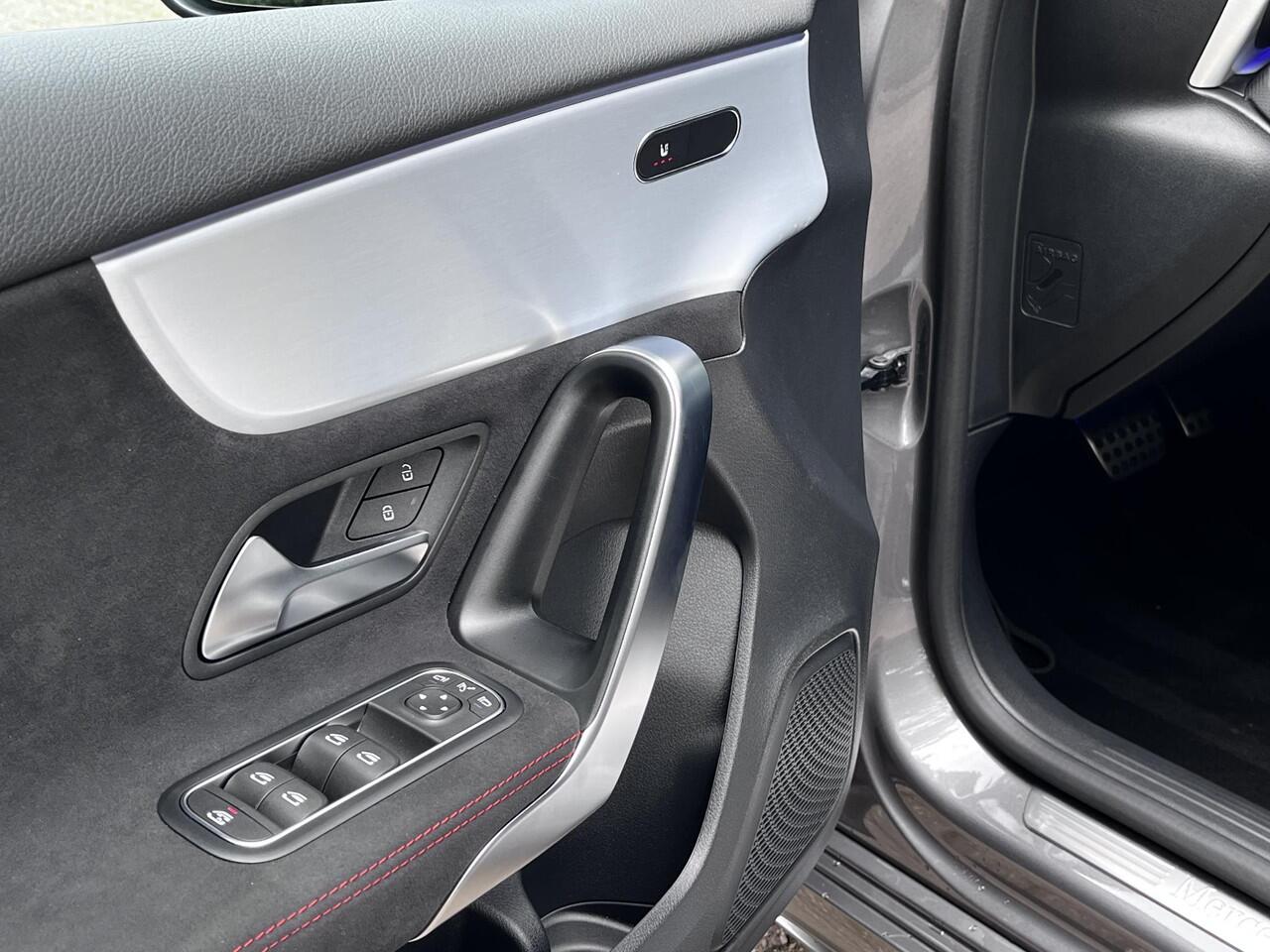 Mercedes-Benz A-KLASSE 180 Star Edition AMG | Night Pakket | Dodehoekassistent | Sierdelen Aluminium | Sfeerverlichting | Stoelverwarming | Parkeersensoren | Achteruitrijcamera | Elektrisch Inklapbare Buitenspiegels