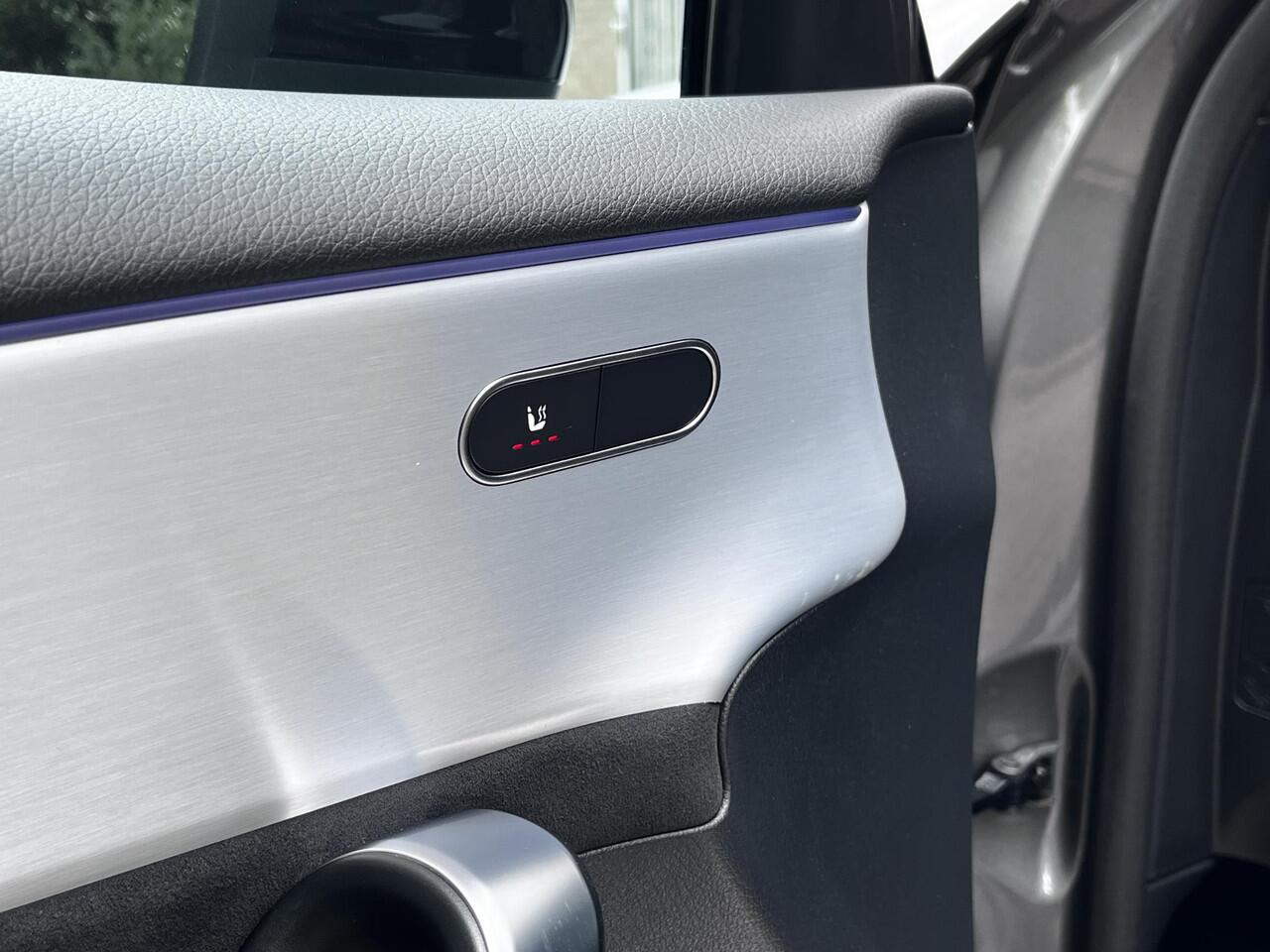 Mercedes-Benz A-KLASSE 180 Star Edition AMG | Night Pakket | Dodehoekassistent | Sierdelen Aluminium | Sfeerverlichting | Stoelverwarming | Parkeersensoren | Achteruitrijcamera | Elektrisch Inklapbare Buitenspiegels