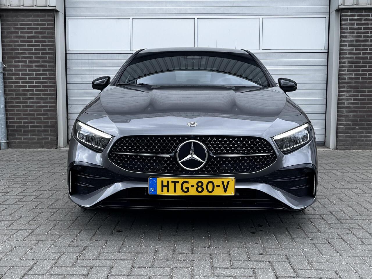 Mercedes-Benz A-KLASSE 180 Star Edition AMG | Night Pakket | Dodehoekassistent | Sierdelen Aluminium | Sfeerverlichting | Stoelverwarming | Parkeersensoren | Achteruitrijcamera | Elektrisch Inklapbare Buitenspiegels