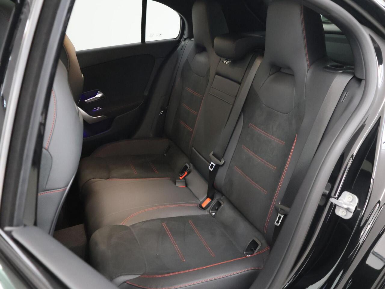 Mercedes-Benz A-KLASSE 180 Business Solution AMG | Panoramadak | Multibeam led | Nightpakket | Sfeerverlichting |