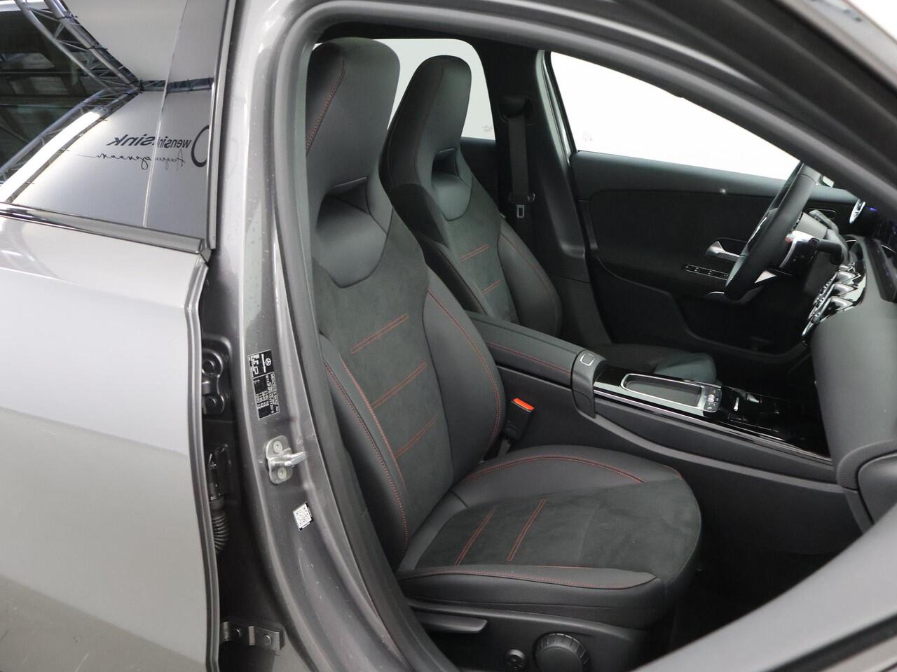 Mercedes-Benz A-KLASSE 250e Business Solution AMG | Panoramaschuifdak | Night | Multibeam Led | Achteruitrijcamera | Afneembare trekhaak |