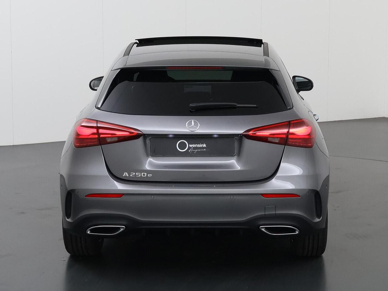 Mercedes-Benz A-KLASSE 250e Business Solution AMG | Panoramaschuifdak | Night | Multibeam Led | Achteruitrijcamera | Afneembare trekhaak |